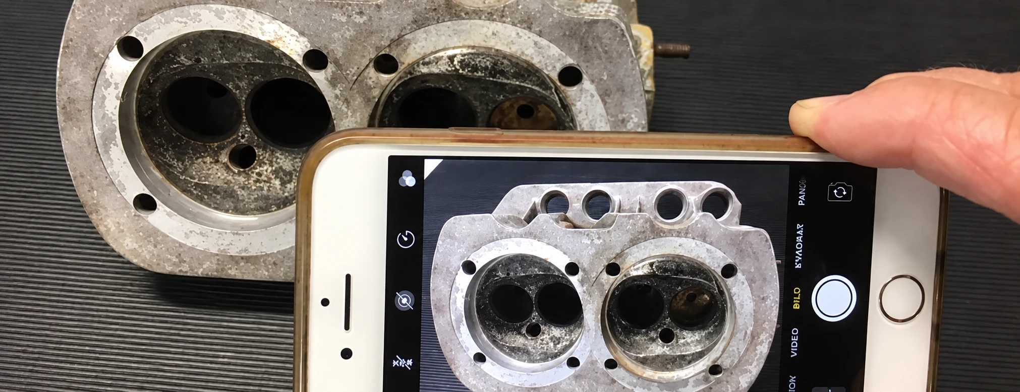 Ett topplock fotograferas med en mobiltelefon inför vattenpolering