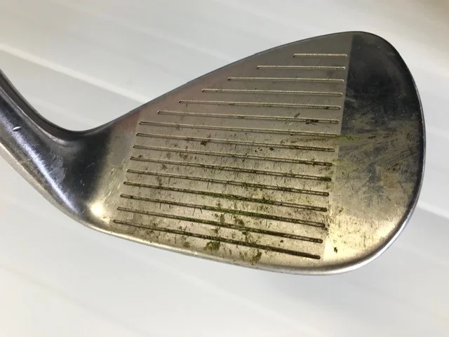 Golfklubbans slagyta före vattenpolering